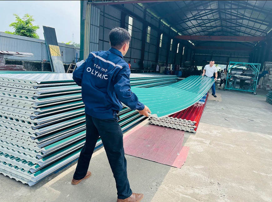 Các vật liệu nhẹ có thể vận chuyển bằng tay nhưng phải tuân thủ quy tắc nâng đỡ đúng cách