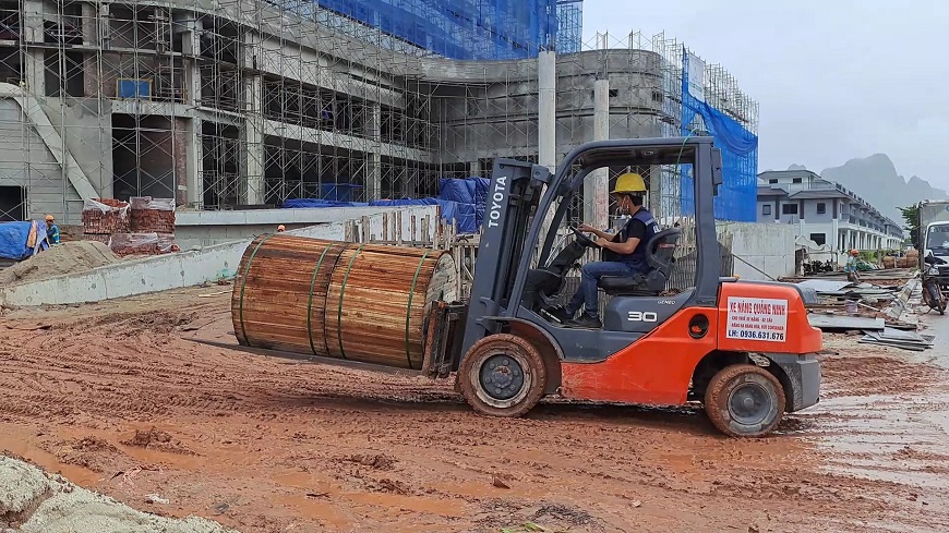 Dùng xe nâng với những vật liệu lớn hay cồng kềnh