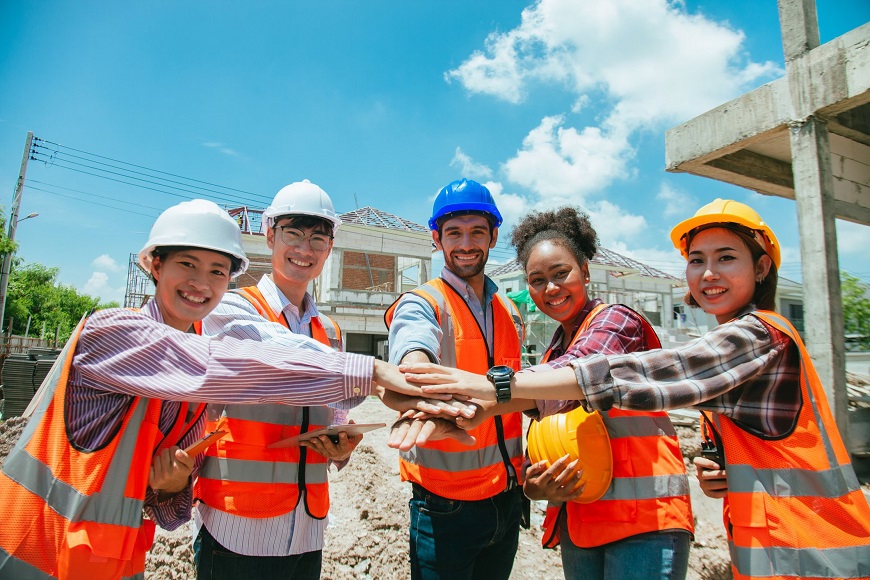 Các công nhân phải đảm bảo trang bị đầy đủ các thiết bị bảo hộ lao động khi tham gia vào xây dựng công trình