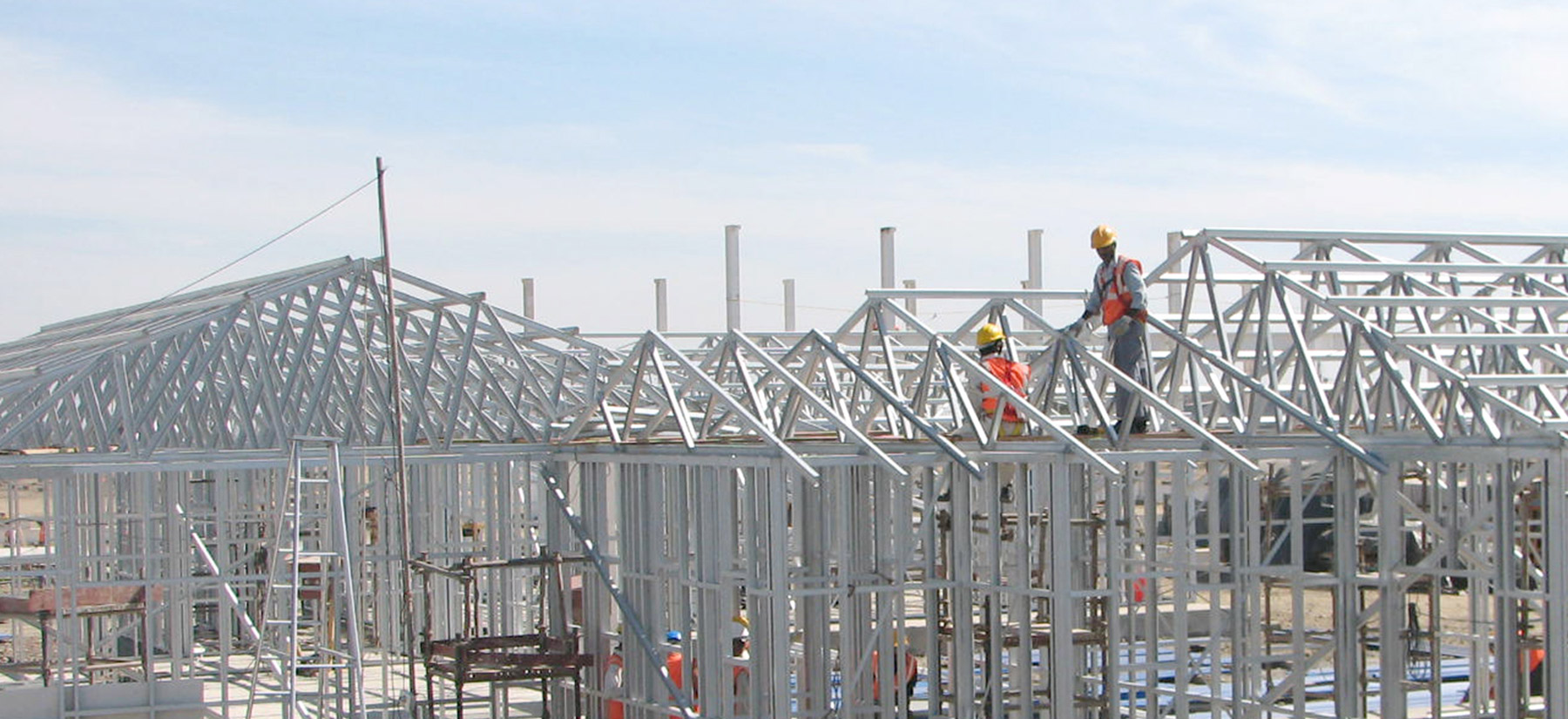 Trang bị khung thép chắc chắn để đảm bảo mái tôn không bị tốc, lật