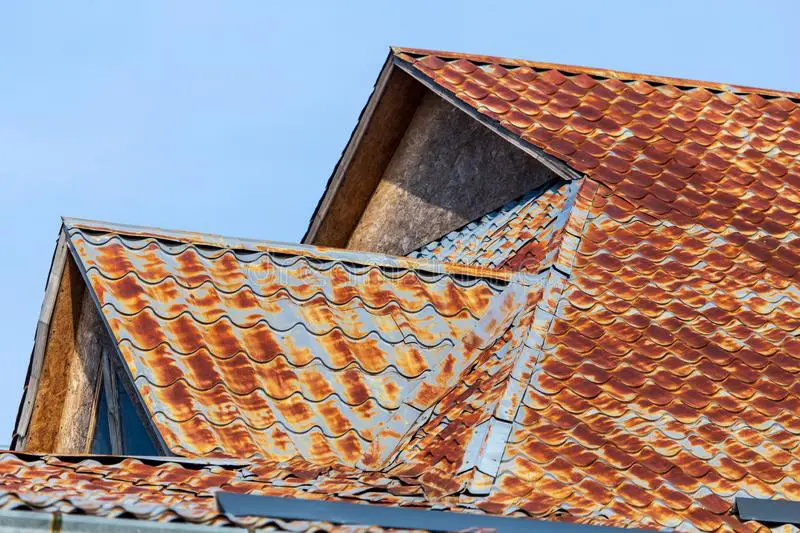 Sử dụng vật liệu không đạt tiêu chuẩn có thể dẫn đến tình trạng mái tôn nhanh chóng xuống cấp và dễ hư hỏng