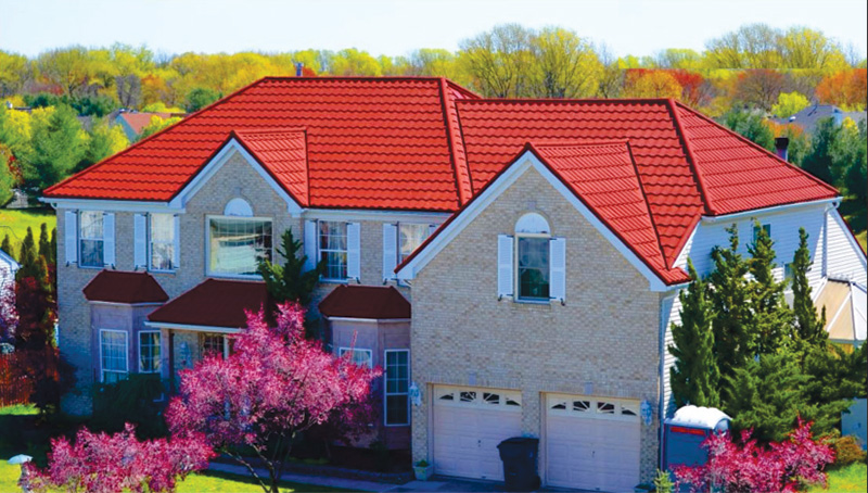Tôn lợp mái kim cương đỏ tạo điểm nhấn rõ nét cho căn nhà