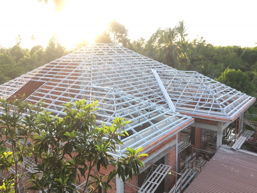 Hệ khung xà gồ là nền tảng chịu lực cho toàn bộ phần mái, do đó cần đảm bảo khung được lắp đặt chắc chắn