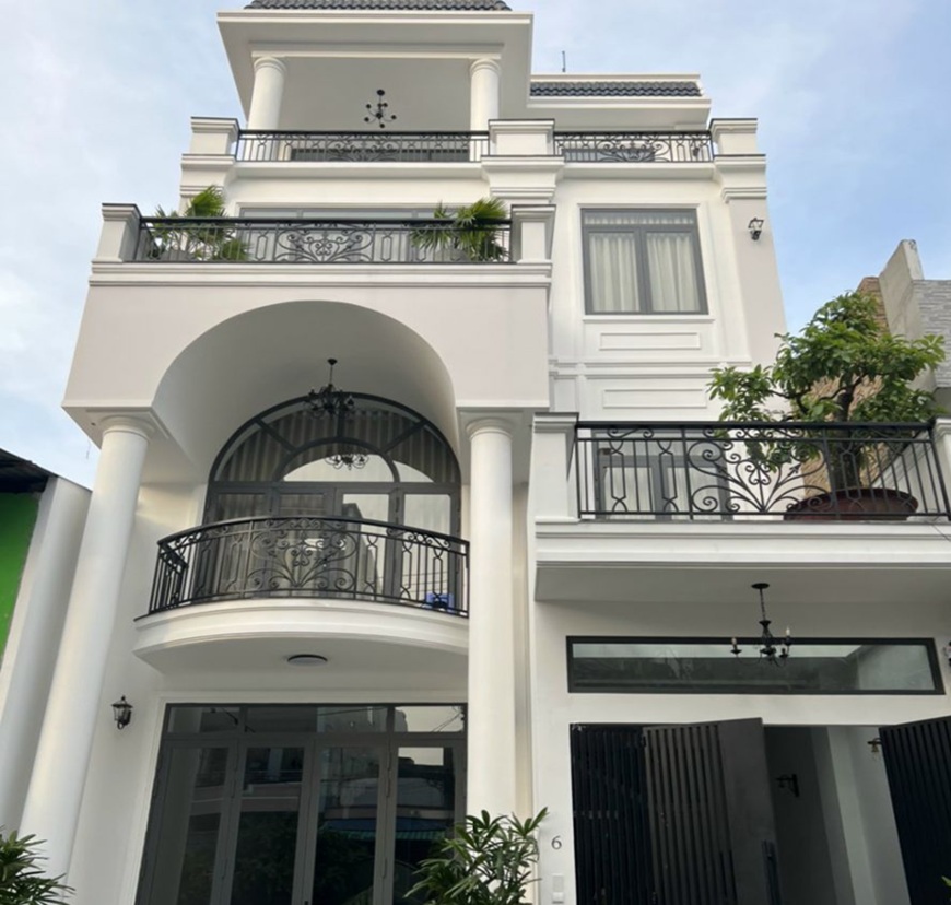 Nhà phố sử dụng thép hộp chữ nhật mạ kẽm làm khung lan can mặt tiền tạo cảm giác thông thoáng