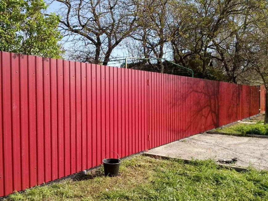 Sắc đỏ trầm ấm tạo ấn tượng thị giác và thường gợi liên tưởng đến sự bền vững và kiên cố