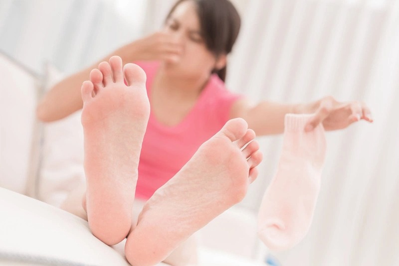 Ngâm chân cùng nước nóng và một số loại thảo mộc giúp bạn khắc phục tình trạng hôi chân