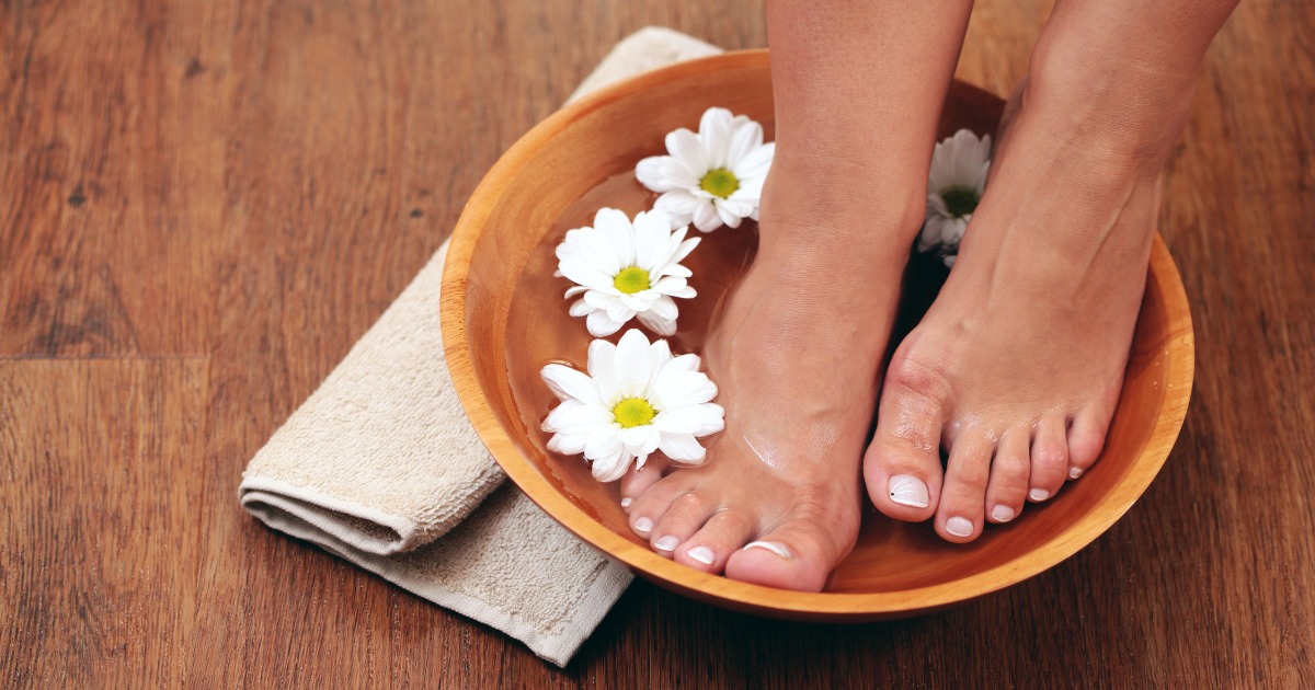 Ngâm chân nước nóng giúp điều trị các bệnh ngoài da