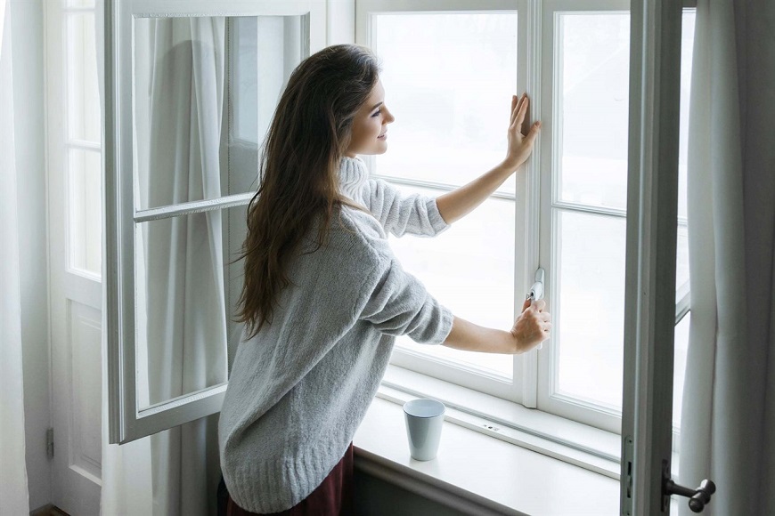 Đóng kín cửa giúp hạn chế không khí ẩm vào nhà