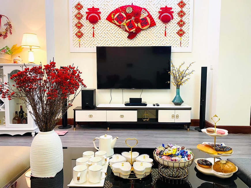 Một bàn phòng khách được sắp xếp ngăn nắp, hài hòa sẽ góp phần mang lại cảm giác ấm cúng, thân thiện và tràn đầy năng lượng tích cực trong suốt dịp Tết