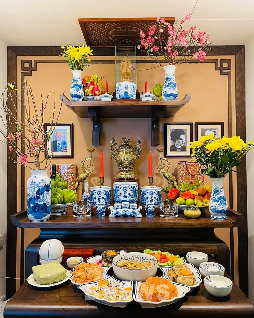 Bàn thờ là khu vực linh thiêng nhất trong nhà nên sự trang nghiêm, gọn gàng giúp thể hiện lòng thành kính và làm cho không gian thêm ấm cúng