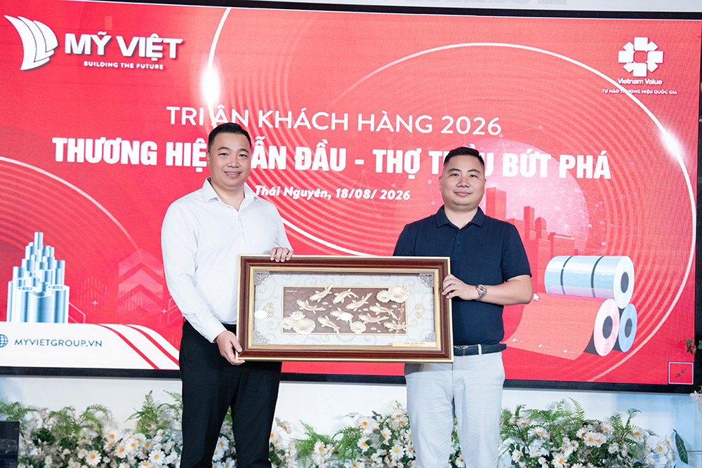 Mỹ Việt trao quà tri ân đến nhà phân phối Trung Cơ 