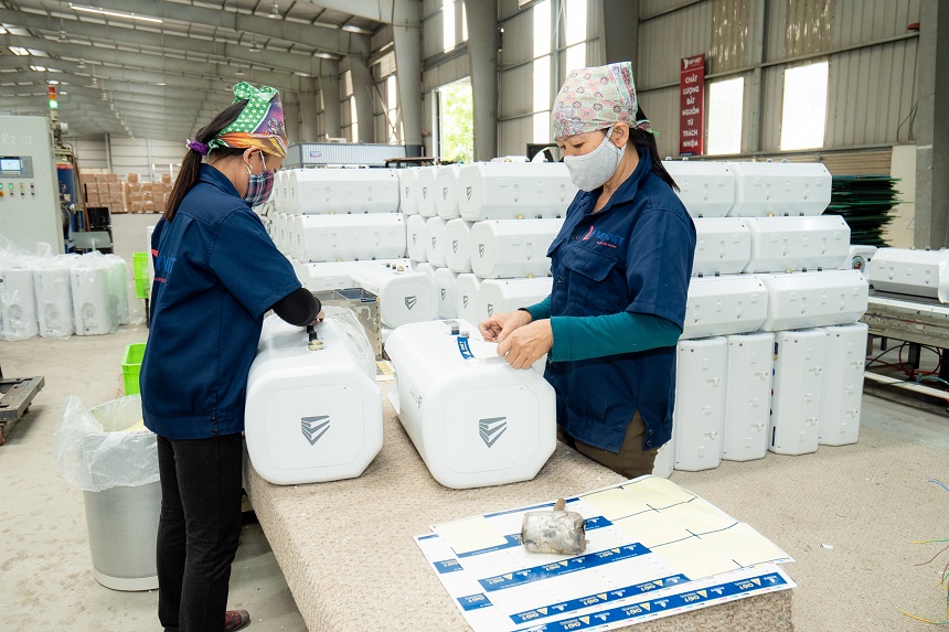 Bình nóng lạnh Olympic đang được lắp ráp tại nhà máy Mỹ Việt