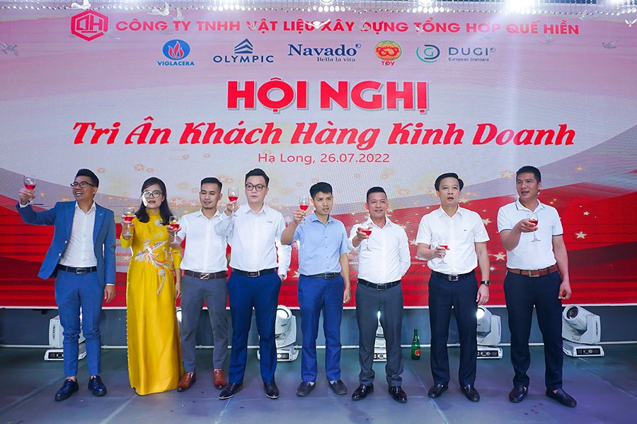 Các đại lý cùng nâng ly cho sự hợp tác và phát triển 