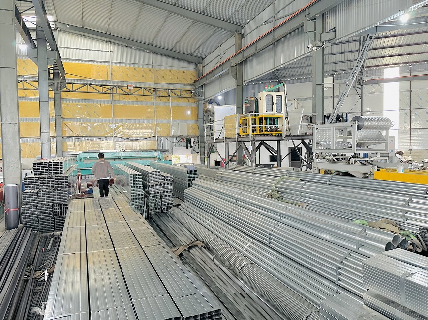 Thành phẩm ống thép hộp mạ kẽm trải qua các công đoạn định hình và kiểm định khắt khe