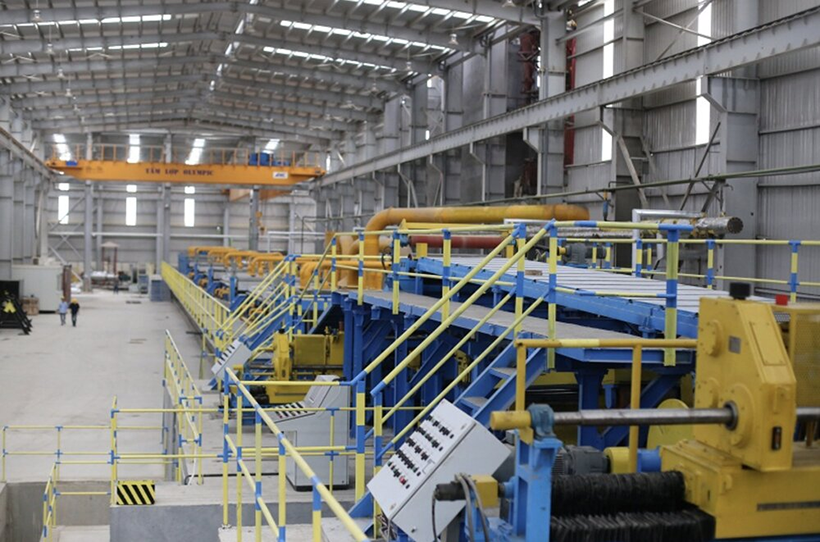 Dây chuyền sản xuất hiện đại bên trong nhà máy sản xuất tôn Vitek