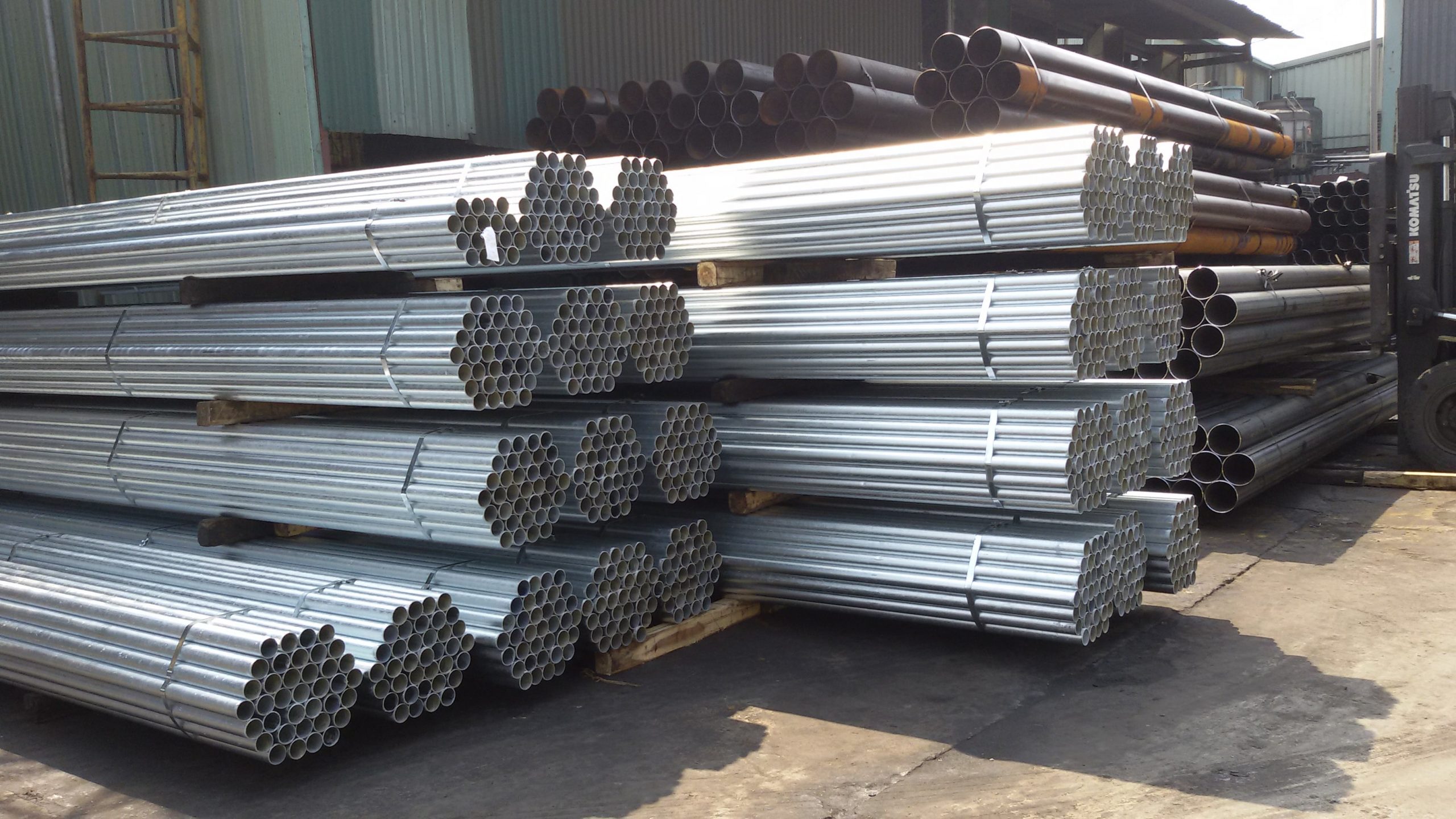 Mỗi thương hiệu thép có quy cáo kỹ thuật riêng, tuy nhiên thông số cần đảm bảo tiêu chuẩn quốc tế cơ bản về độ dày thành ống thép