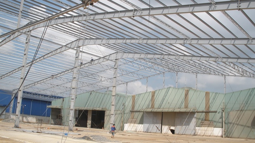 Nhà thép tiền chế là mô hình dựng nhà xưởng theo dạng khung thép làm kết cấu chính