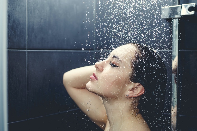 Buổi sáng và trước 8 giờ tối là thời gian thích hợp nhất để tắm