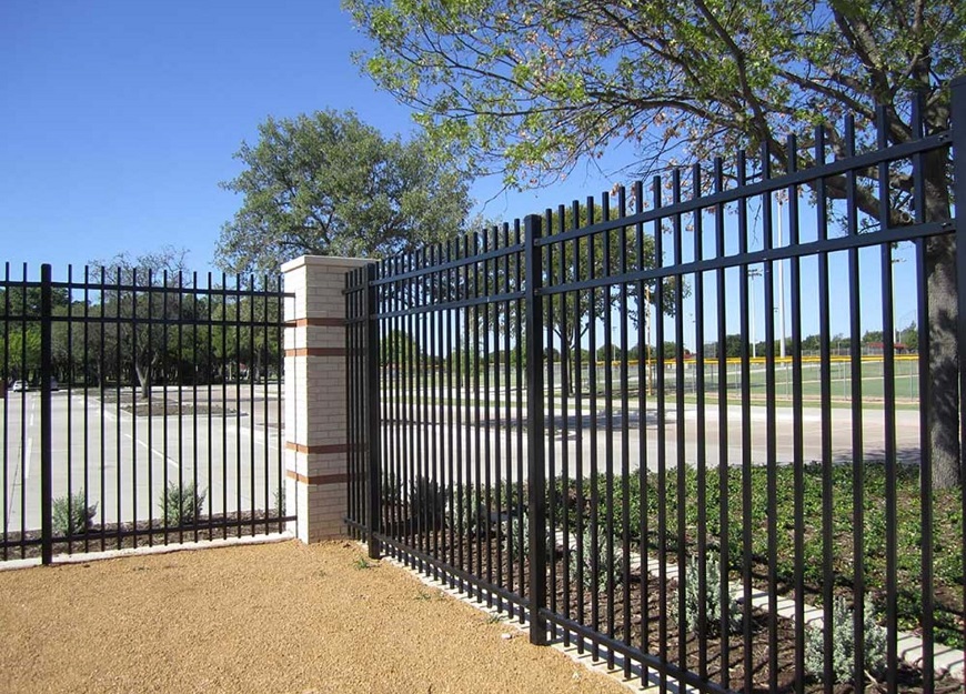 Nhờ độ “cứng rắn” và “bền bỉ” mà thép hộp mạ kẽm 25x50 được ứng dụng làm kết cấu hàng rào phủ thêm lớp sơn đen hiện đại