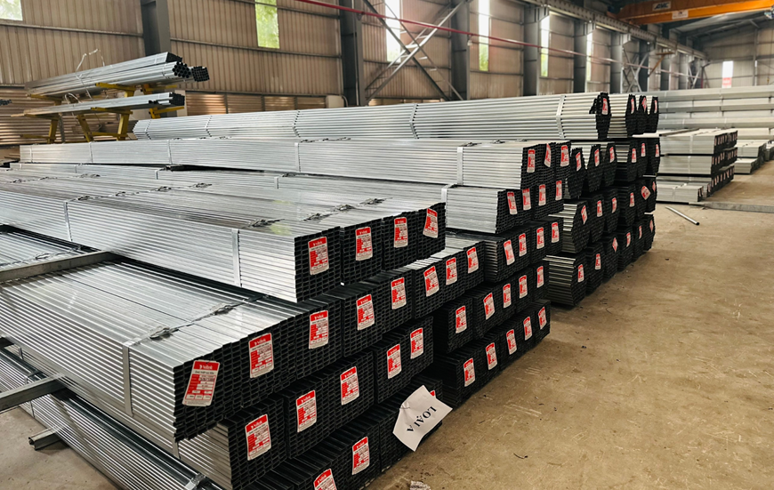 Thép hộp vuông mạ kẽm 14x14 có tính ứng dụng cao nhờ khả năng chịu lực và chống rỉ sét mạnh mẽ