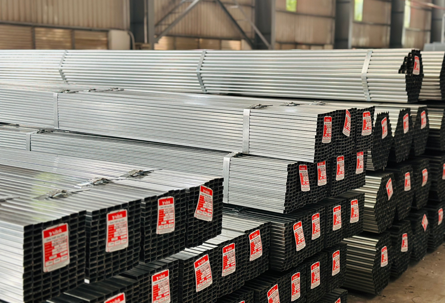 Được phủ lớp mạ kẽm cao cấp giúp các dòng thép ống hộp vuông 14x14 thêm bền bỉ và hạn chế rỉ sét hiệu quả