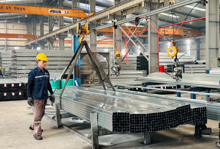 Được mạ kẽm trên công nghệ hiện đại và lớp mạ đạt chuẩn JIS Nhật Bản nên bề mặt thép hộp Vitek luôn sáng bóng láng mịn