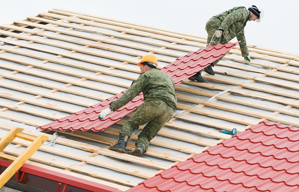 Tháo bỏ mái nhà cũ và sữa chữa hư hỏng nếu có