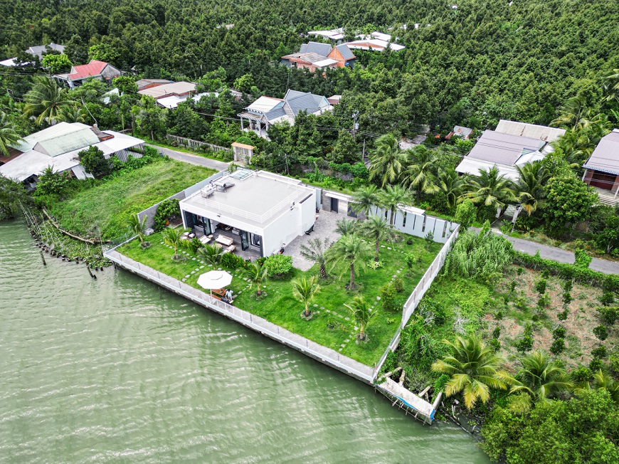 Thường phải chịu ảnh hưởng của thời tiết, các mẫu nhà Miền Tây luôn chuộng các kiểu mái bằng tôn vì độ bền và khả năng chống thấm