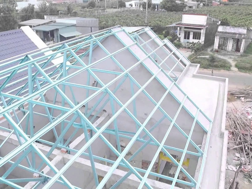 Diện tích tấm lợp rộng giúp cho phần khung lợp mái đơn giản hơn từ đó làm giảm trọng tải lên mái nhà
