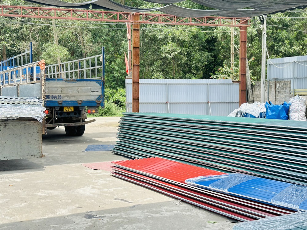Nên thi công trong những ngày tạnh ráo để đảm bảo chất lượng của tôn 