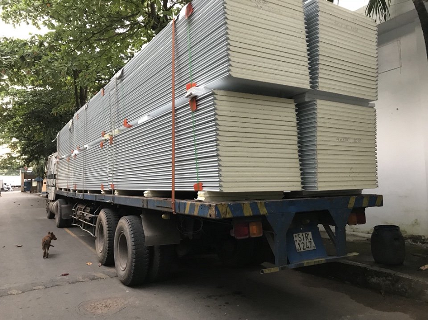 Tôn lợp mái dễ bị biến dạng, trầy xước khi bị đè nén hoặc xếp chồng sai cách 