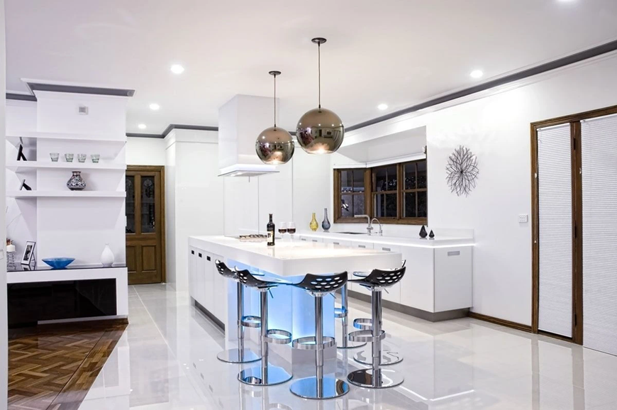 Thiết kế phòng bếp có quầy bar mang phong cách hiện đại và đậm nét cá tính của gia chủ