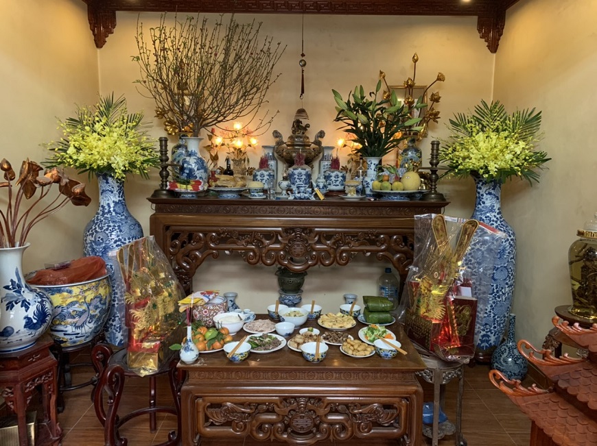 Trang hoàng bàn thờ gia tiên đón Tết Quý Mão.