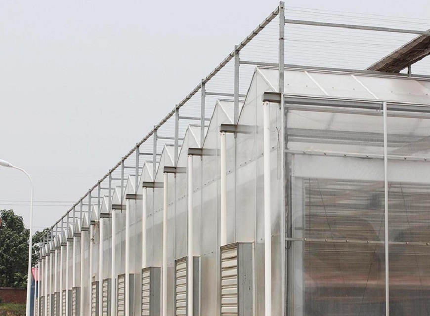 Dùng tấm nhựa lấy sáng giúp cải thiện ánh sáng 