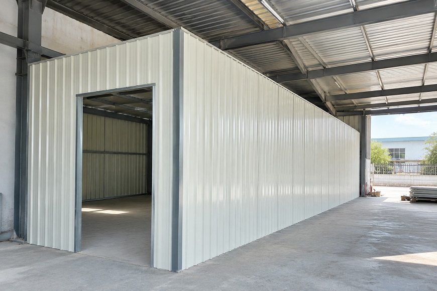 Vách ngăn công trình bằng tôn 1 lớp Olympic Plus giúp phân chia không gian linh hoạt, thi công nhanh và phù hợp với nhiều công trình 