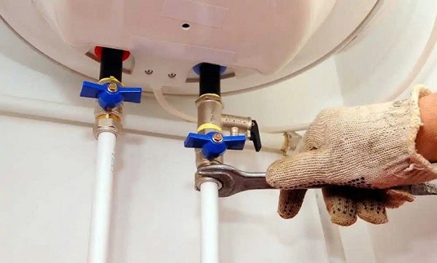 Bạn cần xem xét kỹ lưỡng để xác định chính xác nơi nước rò rỉ ra, từ đó có hướng xử lý phù hợp