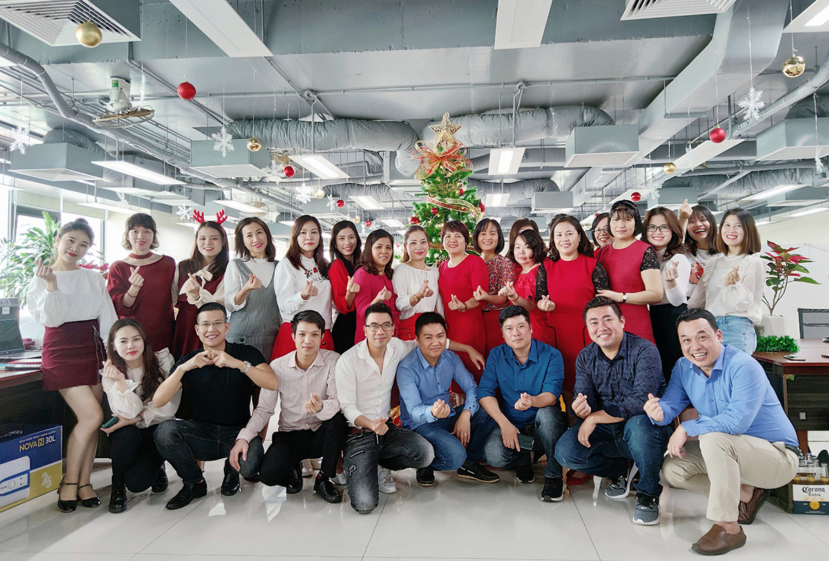 Tập thể Mỹ Việt chụp ảnh kỷ niệm trước cây thông Noel