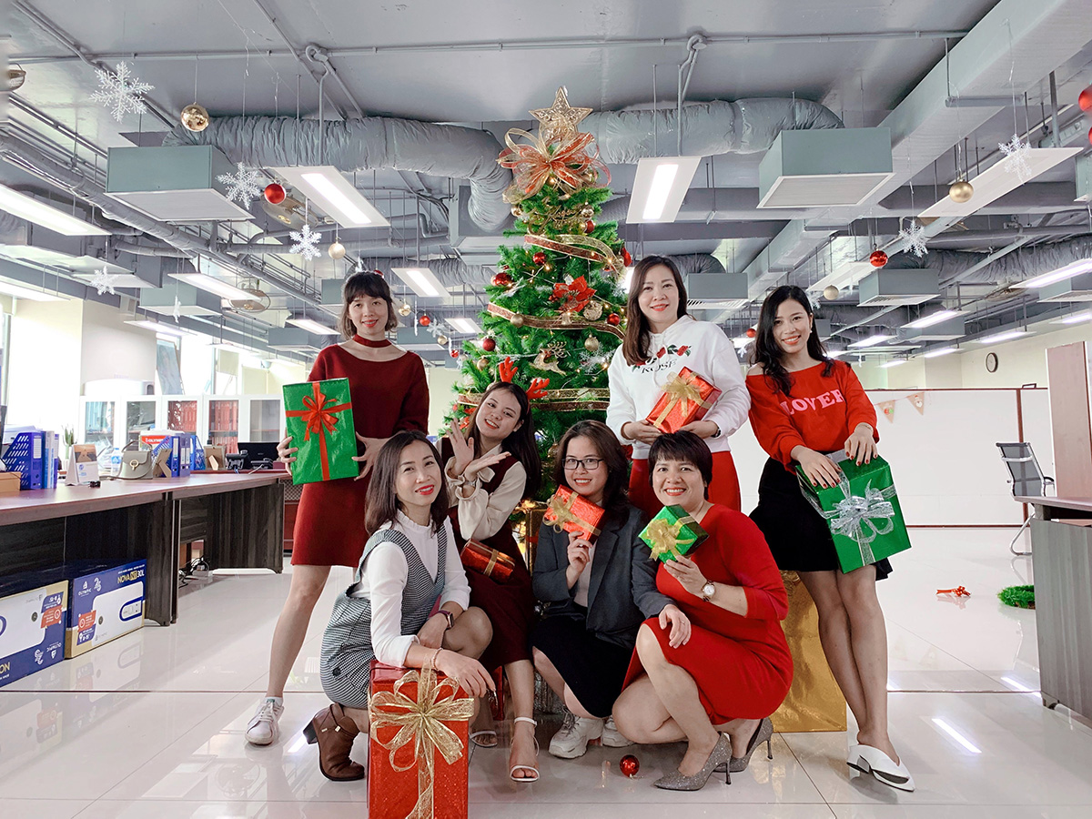 Các chị em Mỹ Việt xinh tươi trong không khí Noel