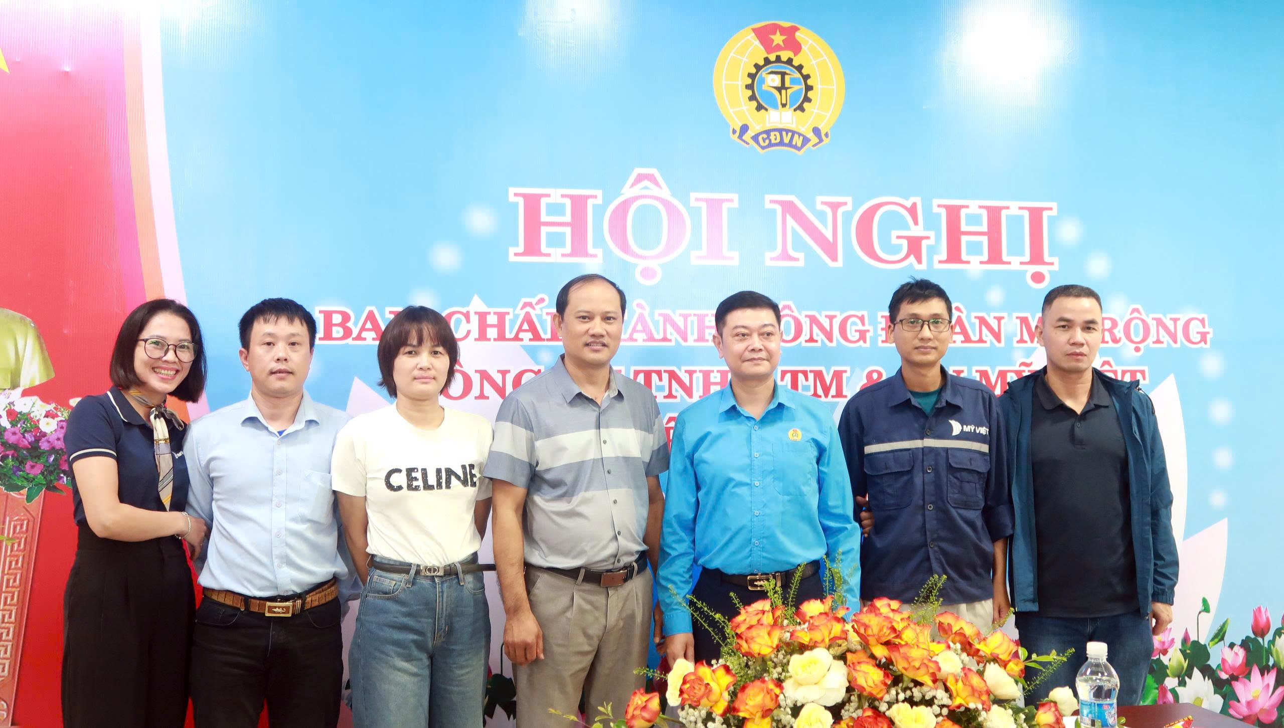 Các đại biểu chụp ảnh tại Đại hội công đoàn nhiệm kỳ 2025-2030