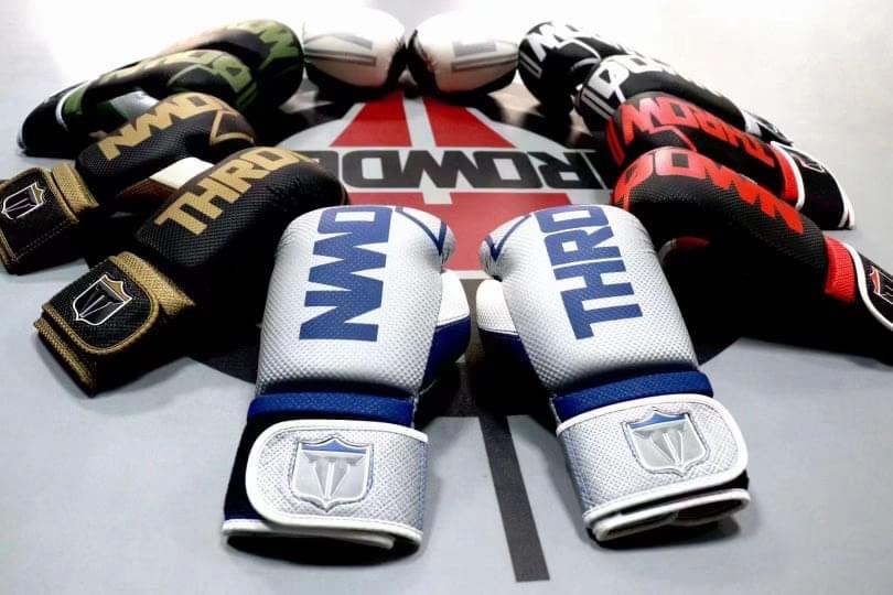 găng tay boxing muay thai  Boxing Throwdown Cacbon