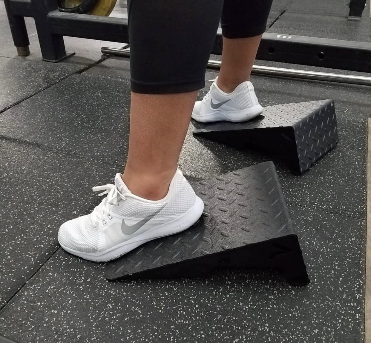 AB squat dụng cụ hỗ trợ squat miếng kê gót chân squat  dụng cụ thể lực  đệm gánh tạ gym phị kiện gym đồ tập gym dụng cụ hỗ trợ gánh tạ đệm lót hỗ trợt gánh tạ gym mma  prime squat wedge block  dụng cụ gym phụ kiện gym   -  wedge yoga