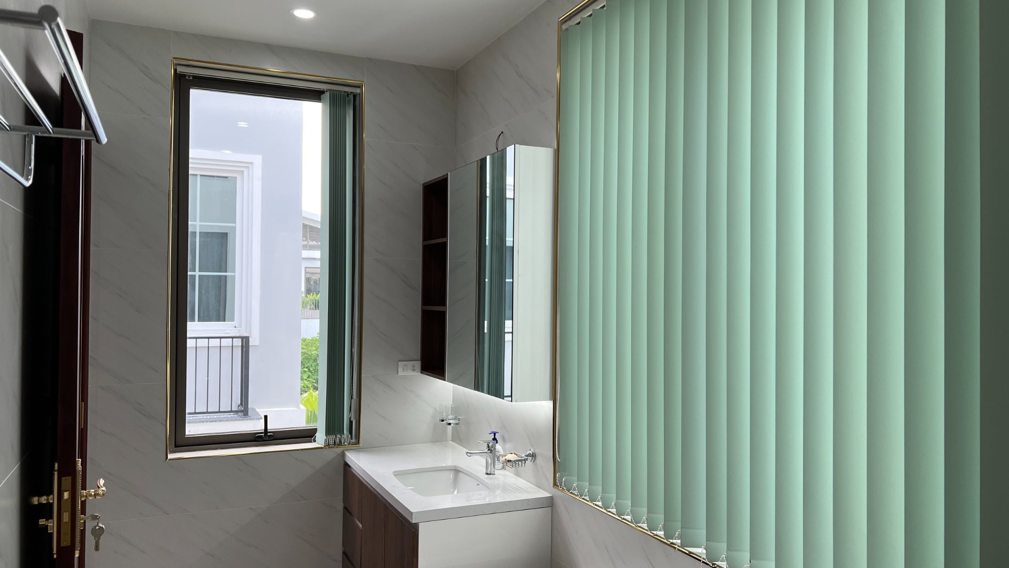 Cho thuê biệt thự cao cấp Khai Sơn Hill Ngọc Thuỵ, Long Biên. 200m2. Full nội thất. LH 0963892968.