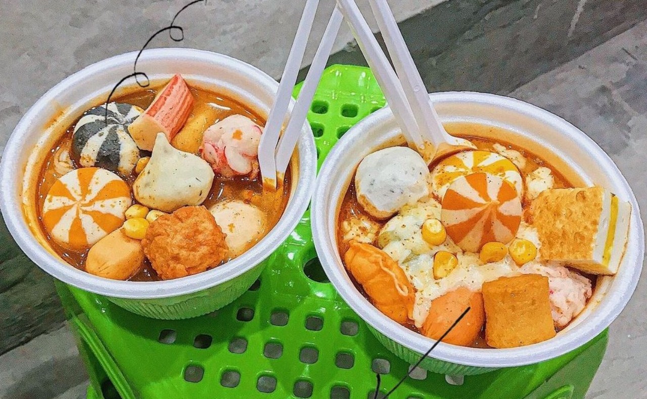 Thưởng thức cá viên thả lẩu Thái ly