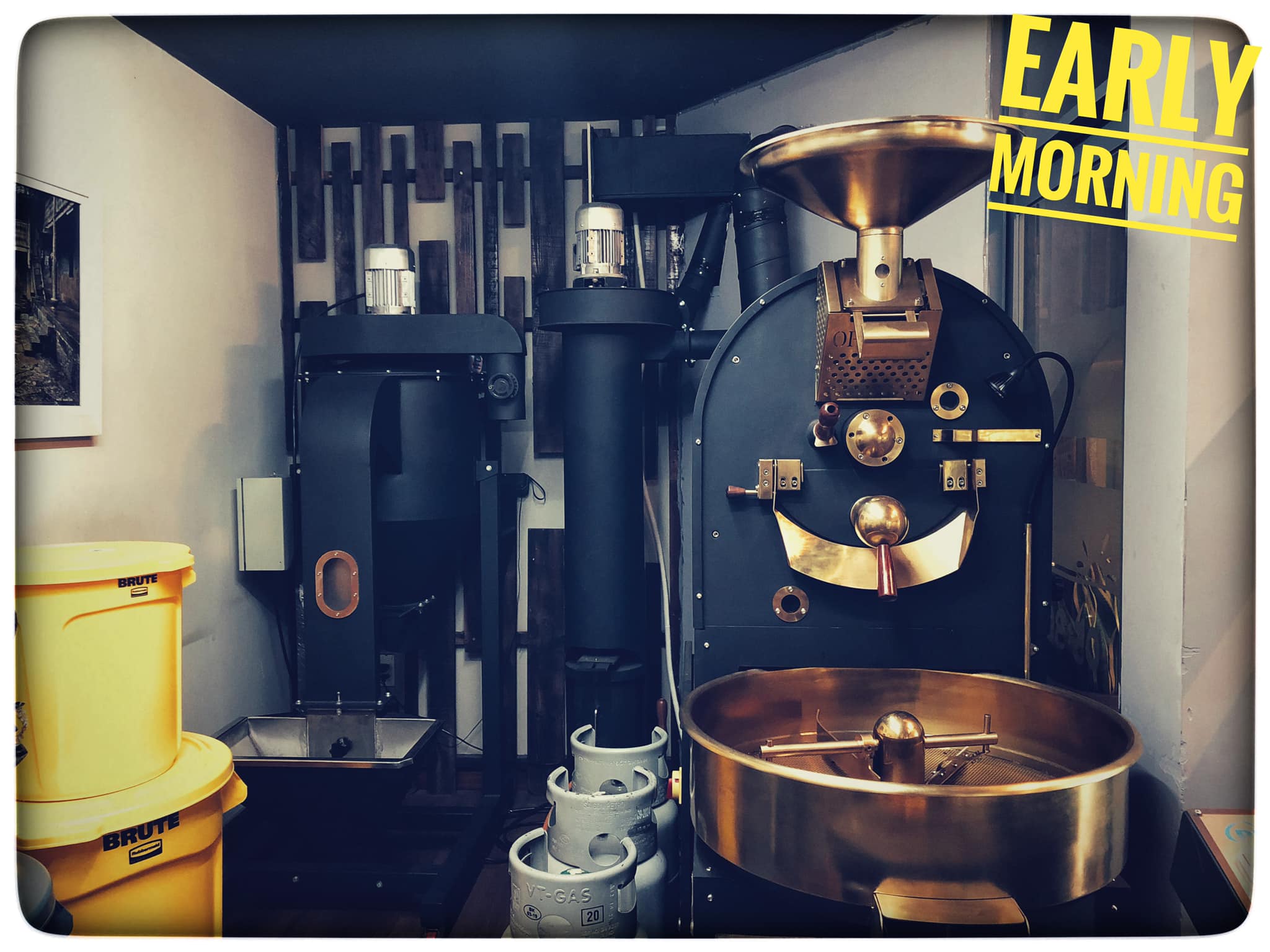 Máy rang cà phê chuyên dụng là một trong những công cụ thiết yếu để tạo ra mẻ cà phê chất lượng nhất (ảnh: Early Morning)