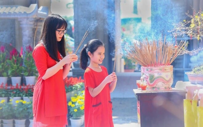 Vì sao người Việt lại thường thắp 3 nén hương lên ban thờ?