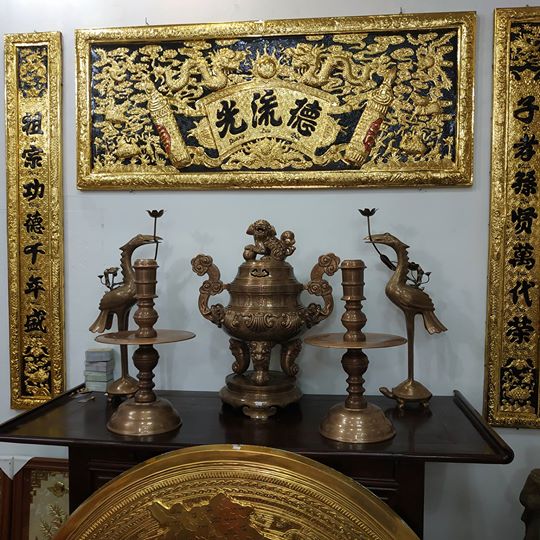 Gợi ý cách sắp đặt đồ thờ cúng bằng đồng trên ban thờ gia tiên
