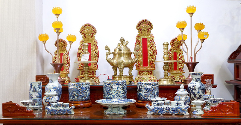 Nên chọn đồ thờ gốm sứ Bát Tràng hay đồ thờ đồng?