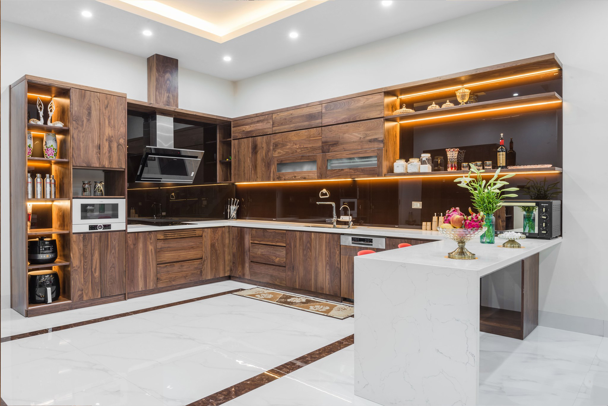 Mẫu tủ bếp gỗ óc chó cao cấp 2024