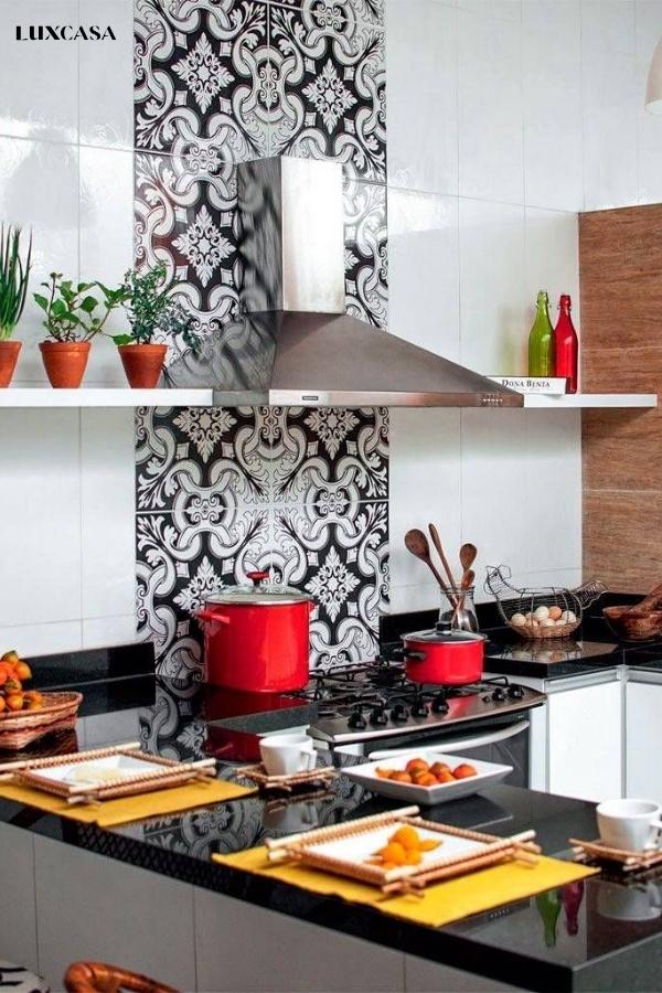 Một họa tiết đặc biệt từ mẫu gạch bông cổ điển, được ốp sau bếp làm nổi bật cả bức tường Một họa tiết đặc biệt từ mẫu gạch bông cổ điển, được ốp sau bếp làm nổi bật cả bức tường