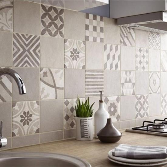 Trang trí tường bếp với gạch bông nền xi măng với tông màu cổ điển